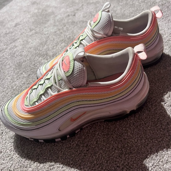 Woman’s size 8.5 - Picture 3 of 5